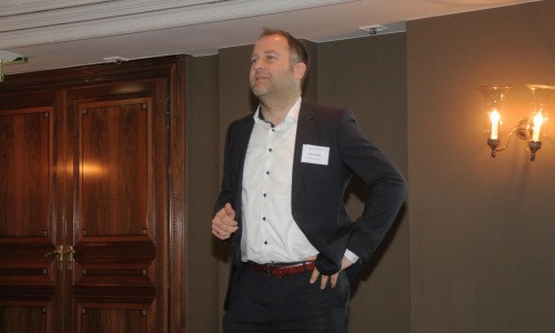 2017-03/1489401463_business80