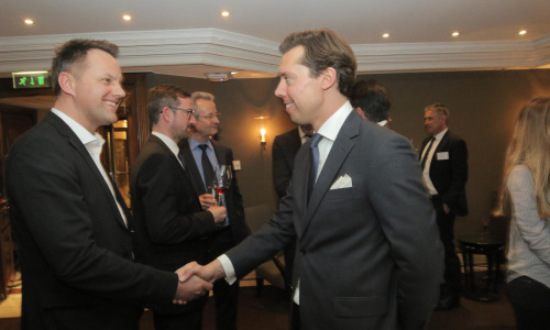 2017-03/1489401468_business37