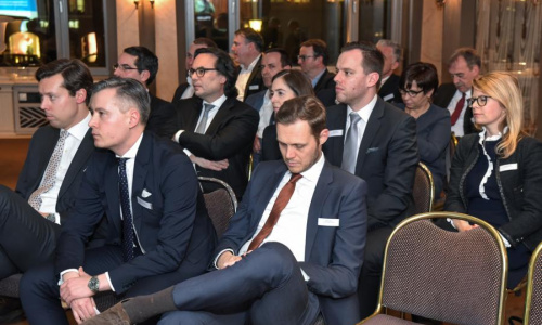 2018-05/1527239550_v7611-1585