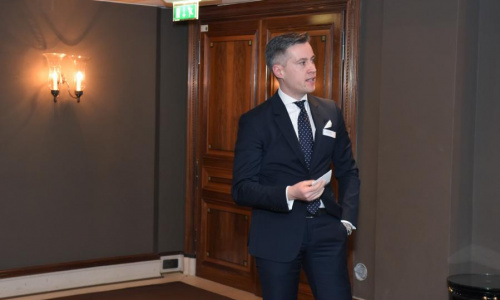 2018-05/1527239551_v7611-1647