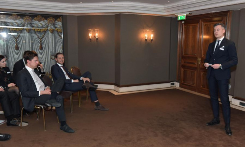 2018-05/1527239552_v7611-1655