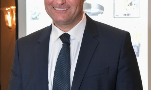 2018-05/1527239552_v7611-1674